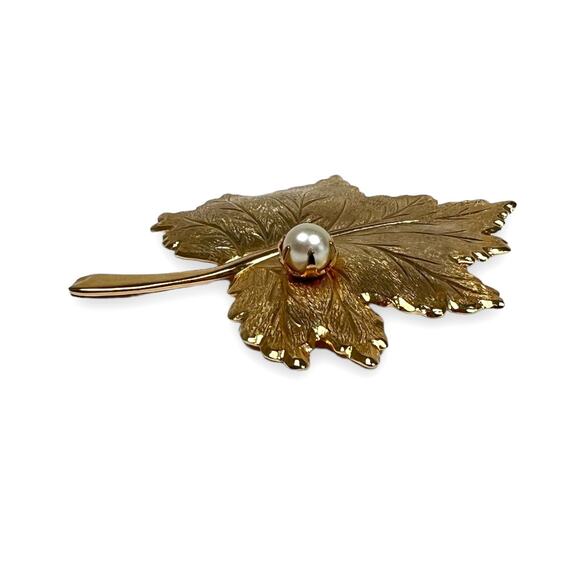 Sarah Coventry Brooch Whispering Leaf Gold Tone Textured Metal Faux Pearl Accent - Picture 2 of 5